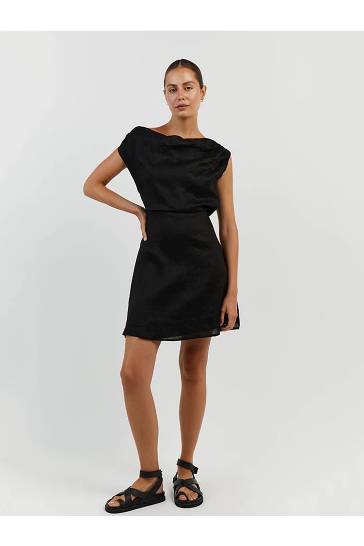 Perché un abito corto in lino da donna con spalle scoperte sta diventando una scelta irrinunciabile per la moda estiva moderna